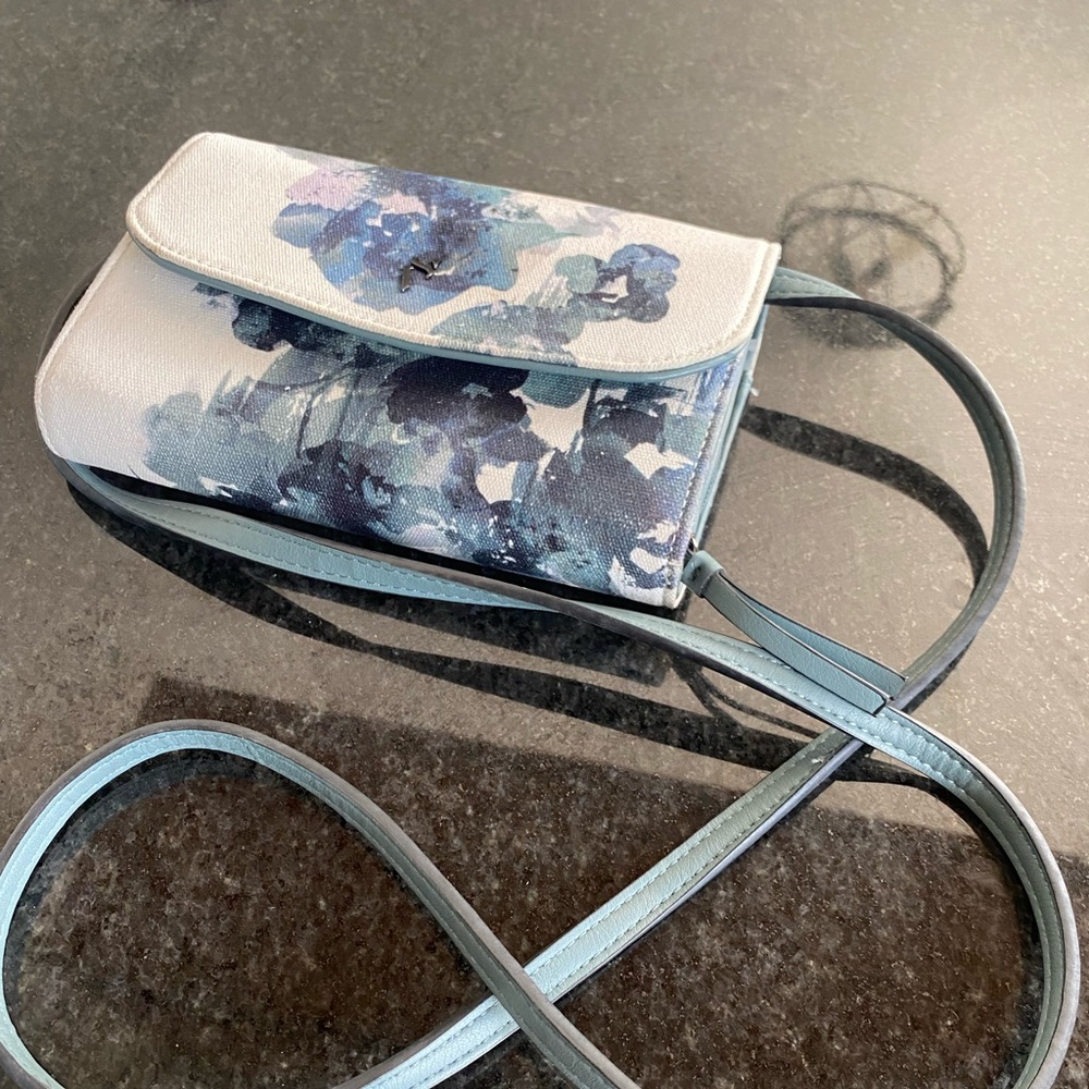 Gorgeous Vera Wang Crossbody purse!